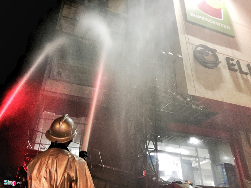 Hiện trường vụ cháy quán trà sữa Royal Tea ở Hồ Gươm Plaza